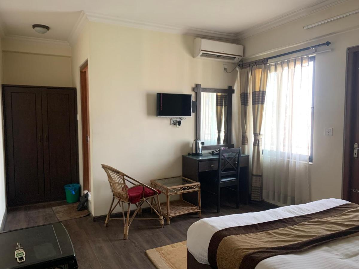 อัลไพน์ โฮเต็ล แอนด์ อพาร์ตเมนต์ Hotel กาฐมาณฑุ ภายนอก รูปภาพ