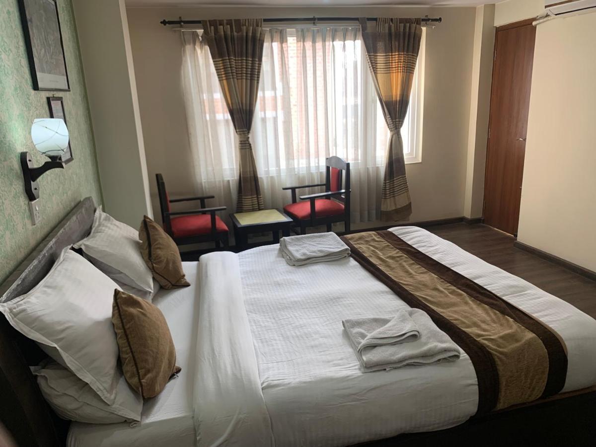 อัลไพน์ โฮเต็ล แอนด์ อพาร์ตเมนต์ Hotel กาฐมาณฑุ ภายนอก รูปภาพ