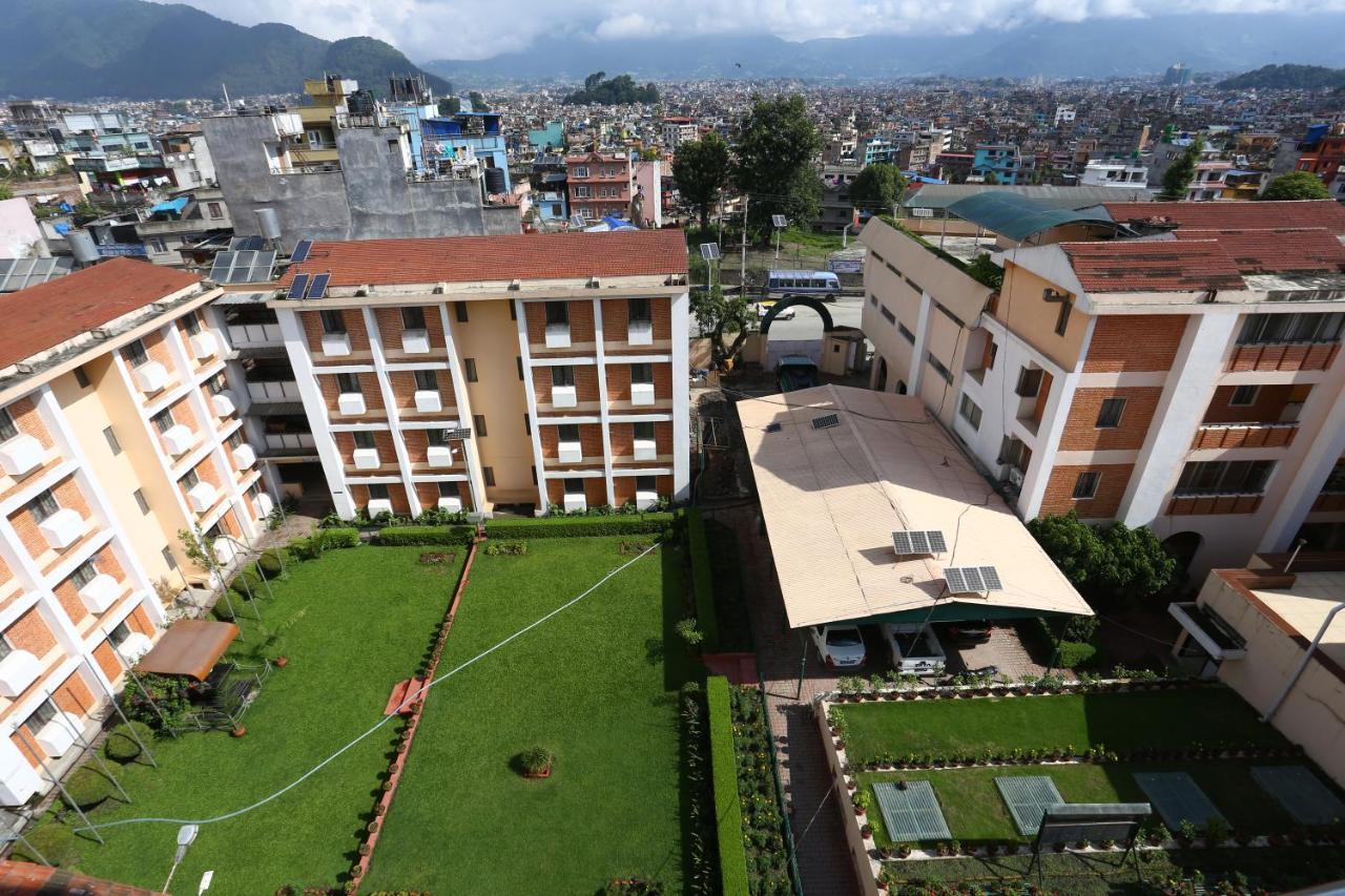 อัลไพน์ โฮเต็ล แอนด์ อพาร์ตเมนต์ Hotel กาฐมาณฑุ ภายนอก รูปภาพ