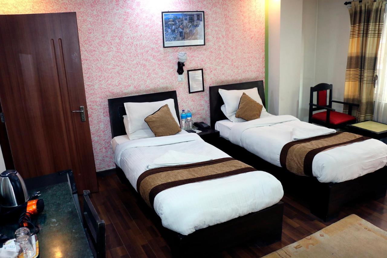 อัลไพน์ โฮเต็ล แอนด์ อพาร์ตเมนต์ Hotel กาฐมาณฑุ ภายนอก รูปภาพ