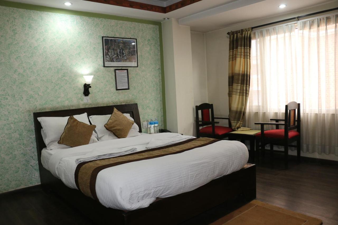 อัลไพน์ โฮเต็ล แอนด์ อพาร์ตเมนต์ Hotel กาฐมาณฑุ ภายนอก รูปภาพ