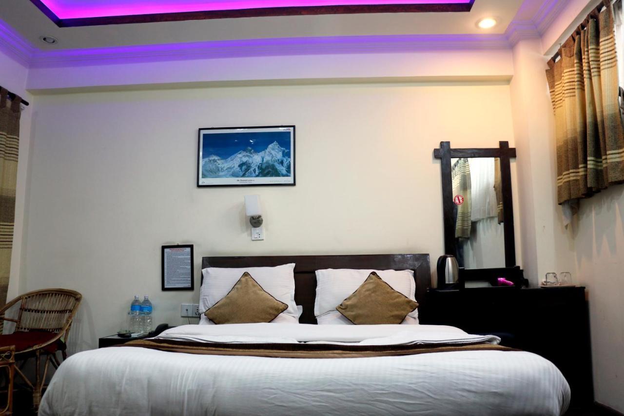 อัลไพน์ โฮเต็ล แอนด์ อพาร์ตเมนต์ Hotel กาฐมาณฑุ ภายนอก รูปภาพ