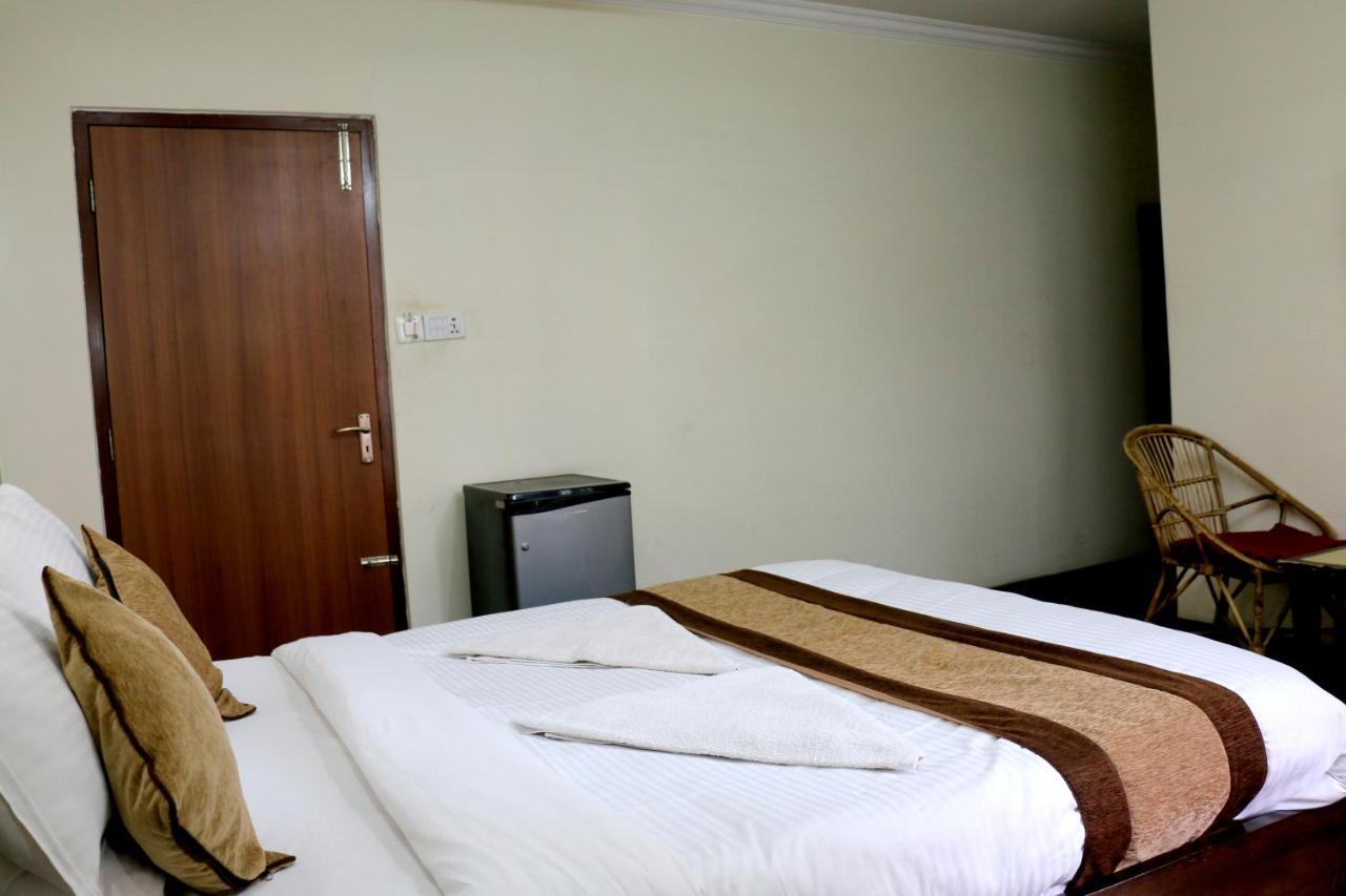 อัลไพน์ โฮเต็ล แอนด์ อพาร์ตเมนต์ Hotel กาฐมาณฑุ ภายนอก รูปภาพ