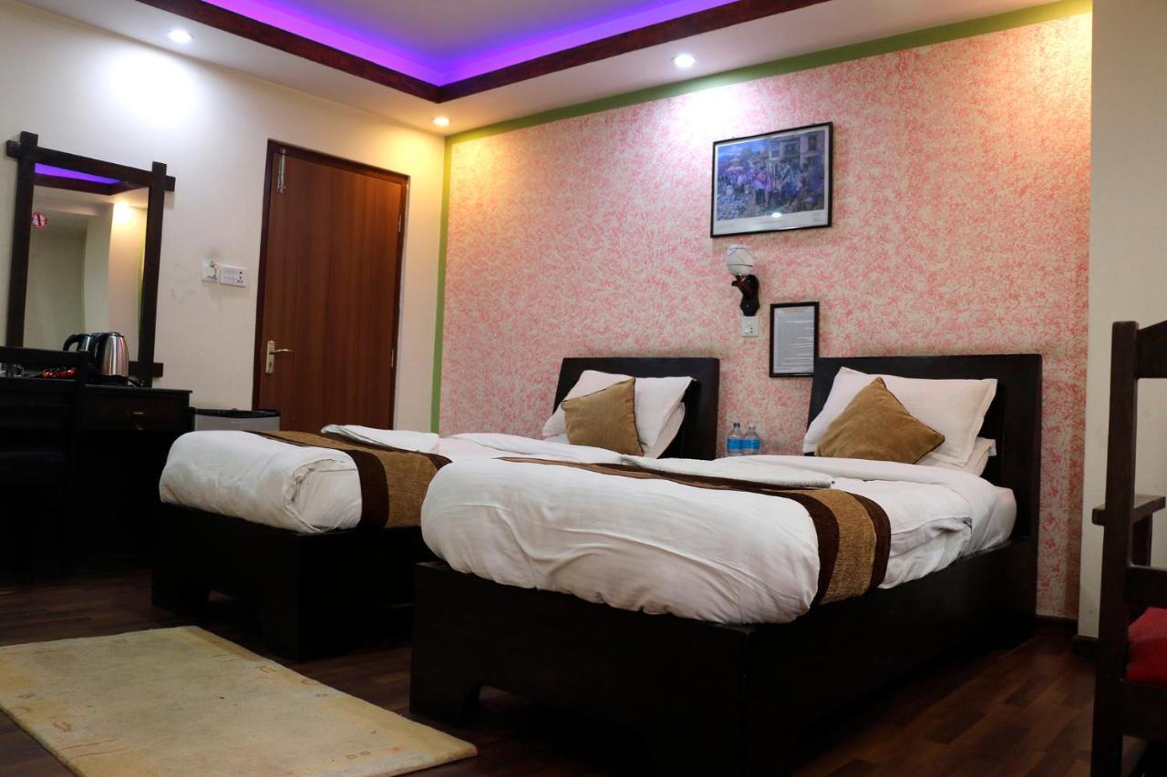 อัลไพน์ โฮเต็ล แอนด์ อพาร์ตเมนต์ Hotel กาฐมาณฑุ ภายนอก รูปภาพ