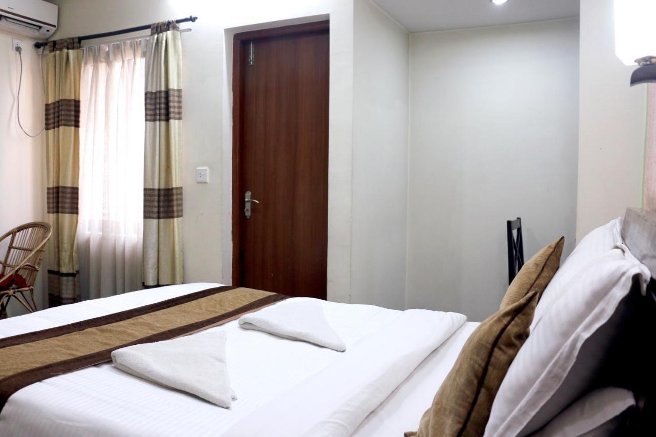 อัลไพน์ โฮเต็ล แอนด์ อพาร์ตเมนต์ Hotel กาฐมาณฑุ ภายนอก รูปภาพ