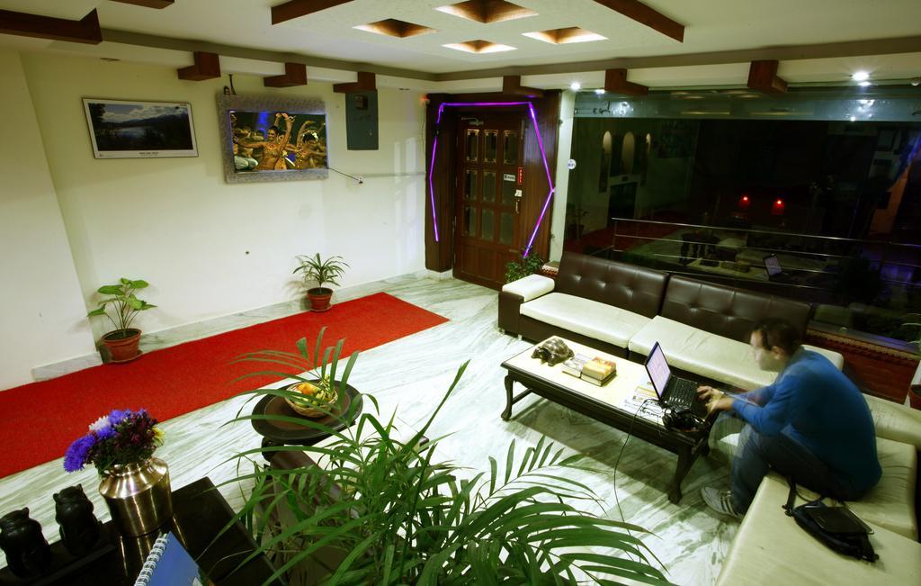 อัลไพน์ โฮเต็ล แอนด์ อพาร์ตเมนต์ Hotel กาฐมาณฑุ ภายนอก รูปภาพ