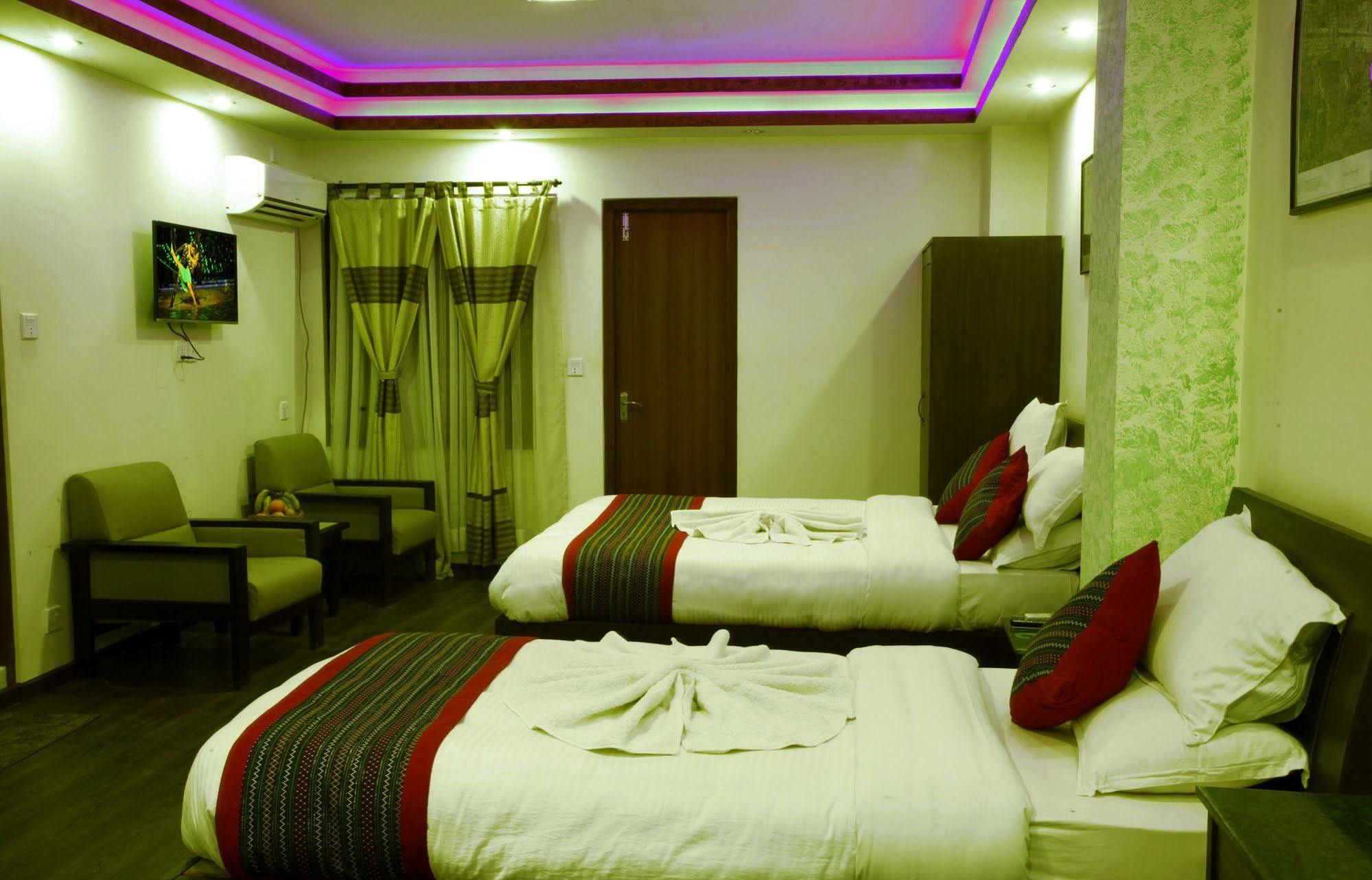 อัลไพน์ โฮเต็ล แอนด์ อพาร์ตเมนต์ Hotel กาฐมาณฑุ ภายนอก รูปภาพ