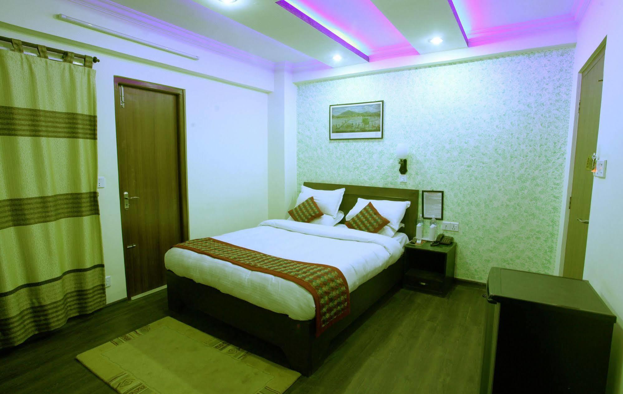 อัลไพน์ โฮเต็ล แอนด์ อพาร์ตเมนต์ Hotel กาฐมาณฑุ ภายนอก รูปภาพ