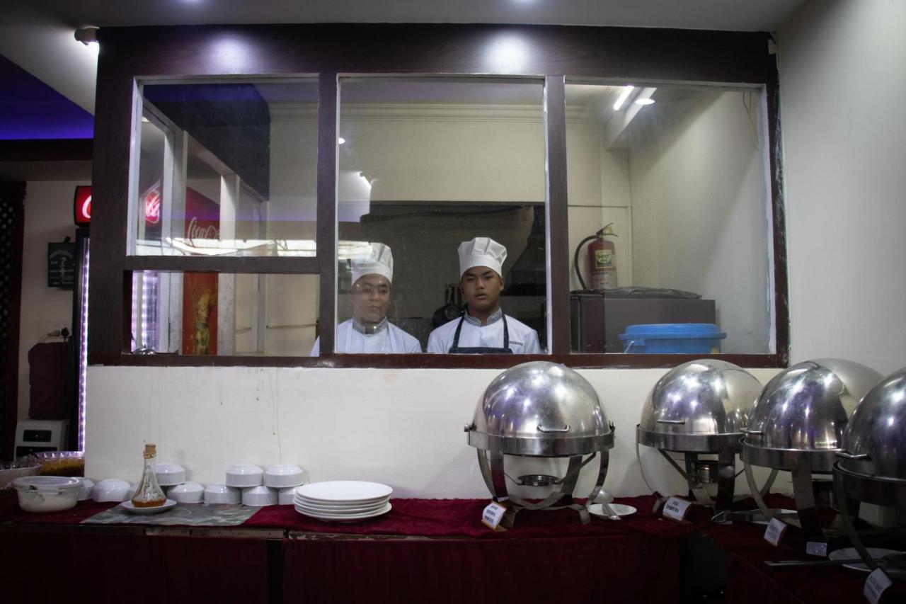 อัลไพน์ โฮเต็ล แอนด์ อพาร์ตเมนต์ Hotel กาฐมาณฑุ ภายนอก รูปภาพ