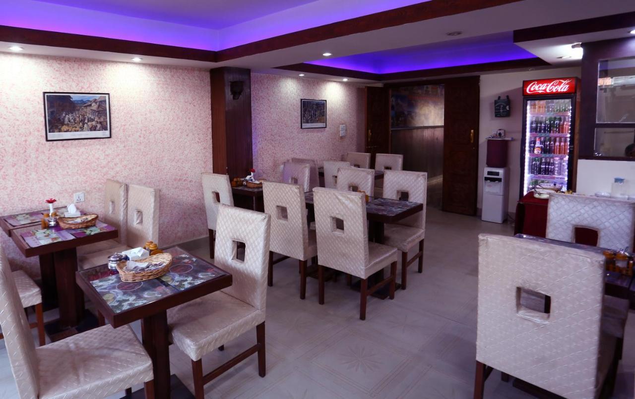 อัลไพน์ โฮเต็ล แอนด์ อพาร์ตเมนต์ Hotel กาฐมาณฑุ ภายนอก รูปภาพ